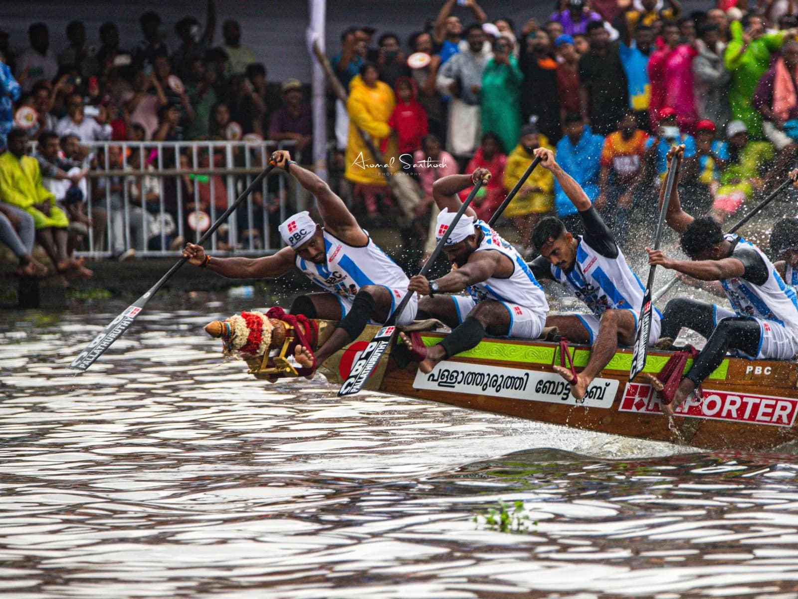 PBC Pallathuruthy crew at full stretch at the bow